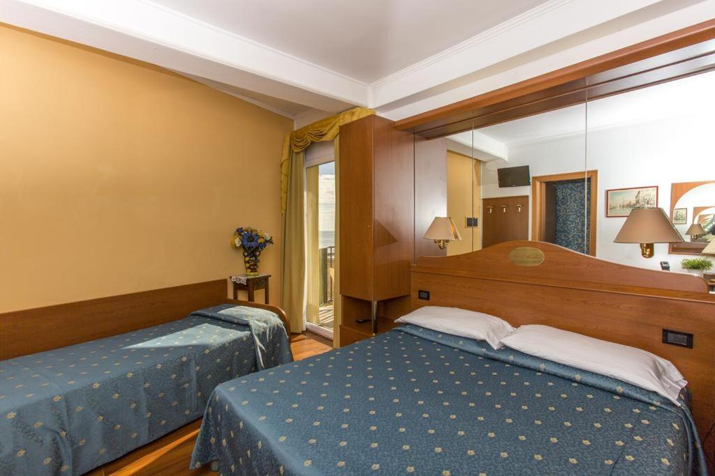 Hotel Mondial Лидо-ди-Езоло Экстерьер фото