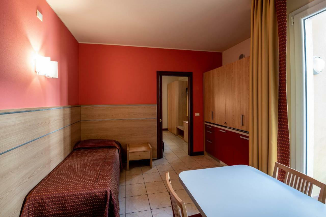 Hotel Mondial Лидо-ди-Езоло Экстерьер фото