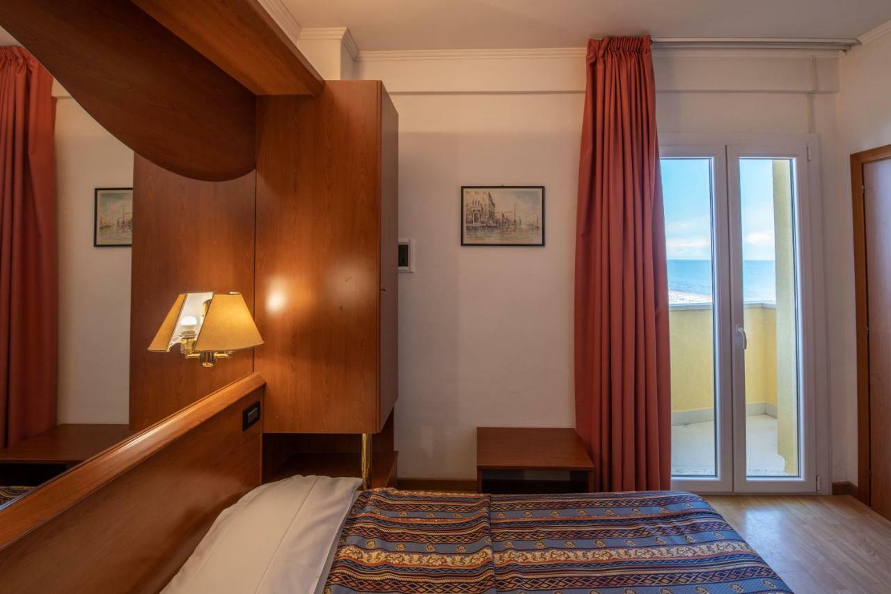 Hotel Mondial Лидо-ди-Езоло Экстерьер фото