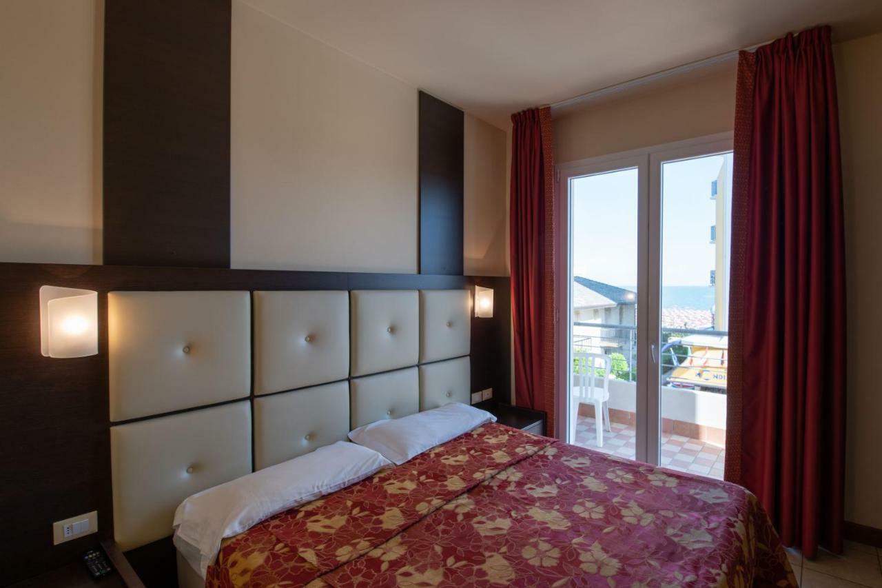 Hotel Mondial Лидо-ди-Езоло Экстерьер фото